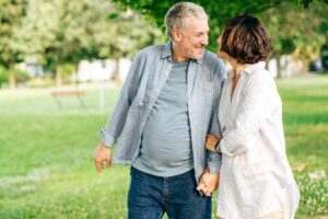 uomo e donna maturi sorridenti