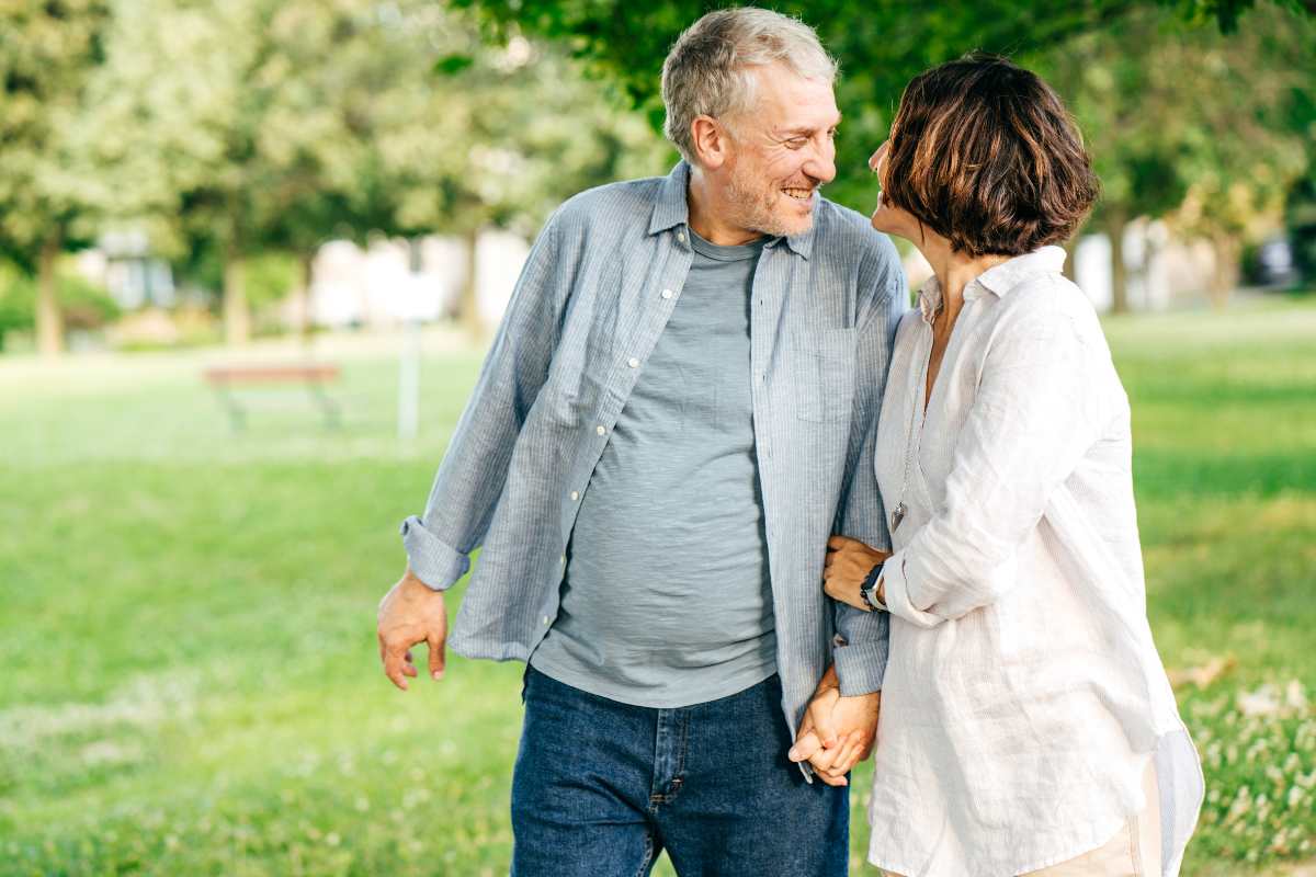 uomo e donna maturi sorridenti