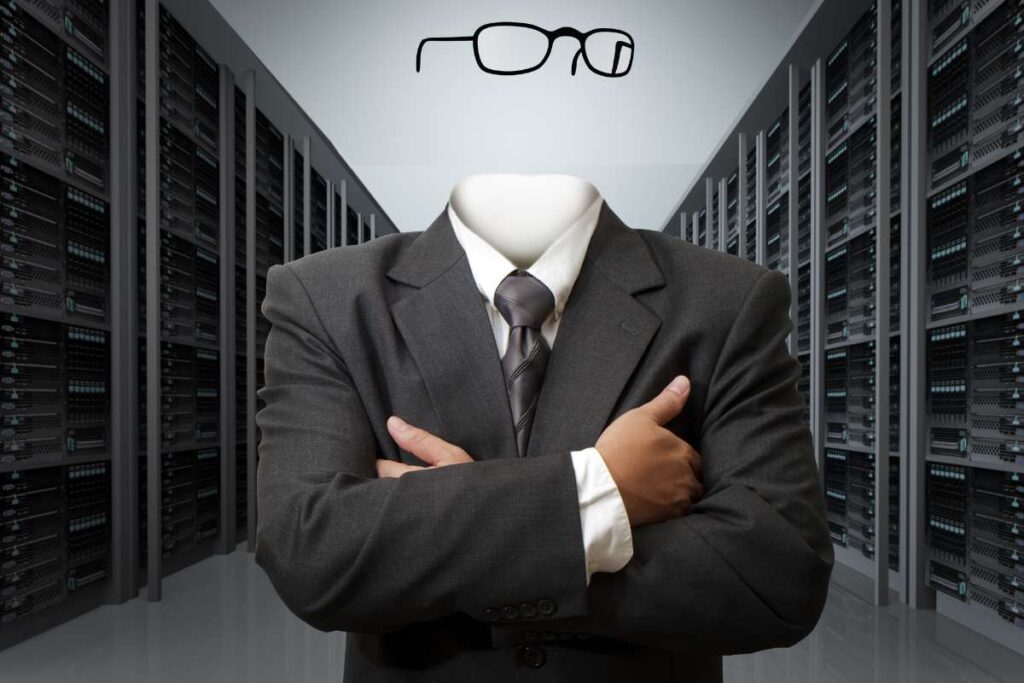 uomo vestito elegante con testa invisibile e occhiali