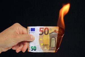 banconota da 50 euro brucia in mano a uomo