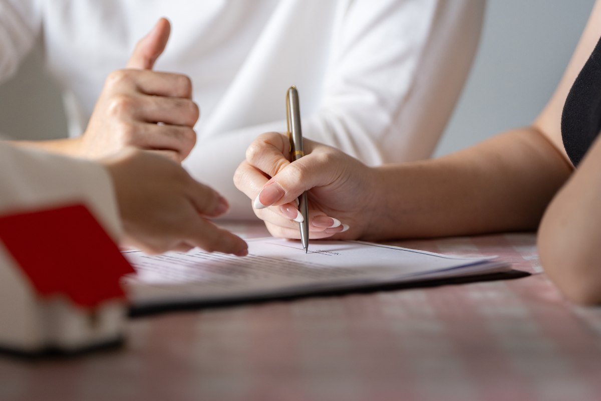 tre persone fanno calcoli