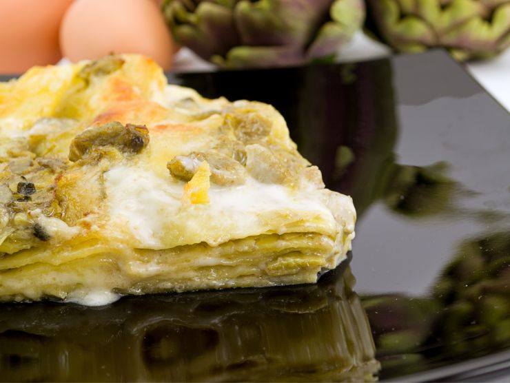 fetta di lasagna con i carciofi