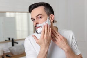 uomo che si fa la barba