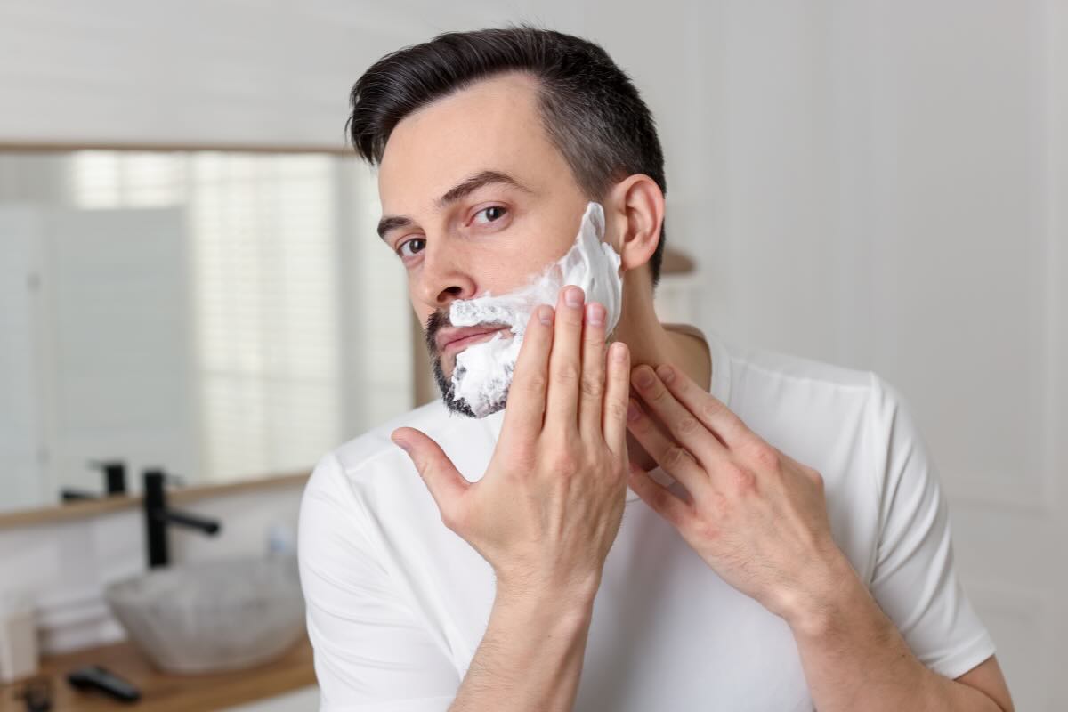 uomo che si fa la barba