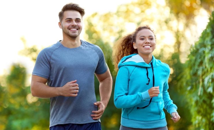 Un uomo e una donna che corrono nel parco