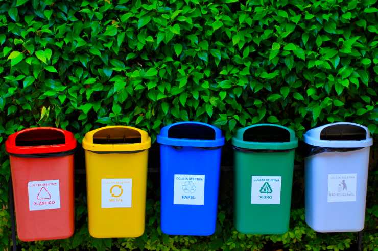 cinque bidoni spazzatura colorati