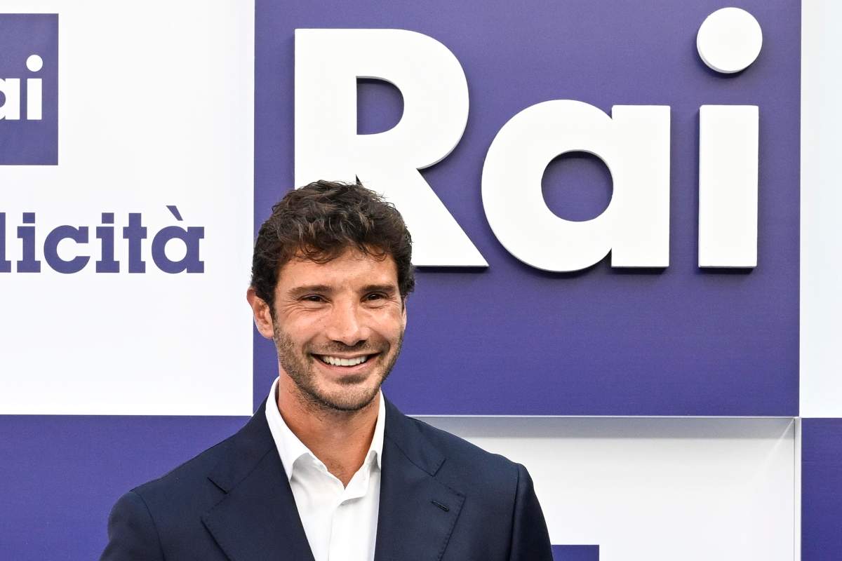 Stefano De Maetino sorride con logo Rai alle spalle