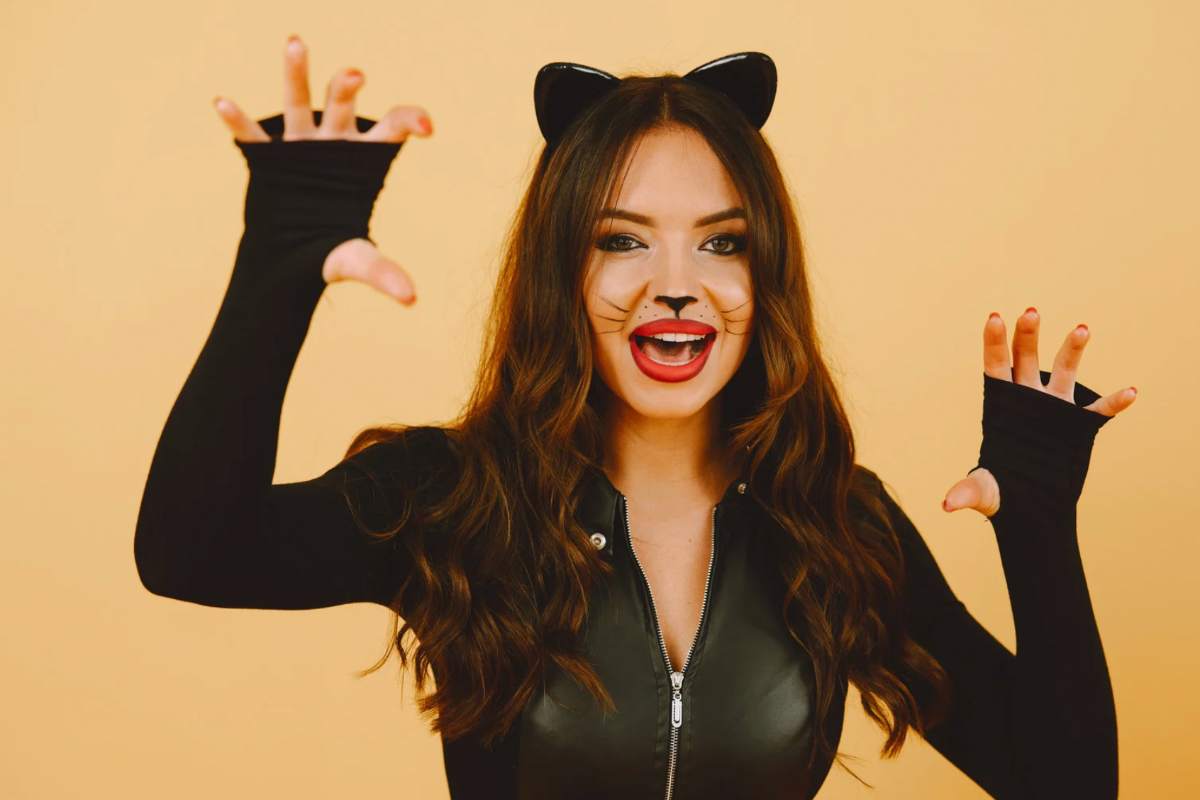 Donna vestita da gatta con cerchietto con orecchie