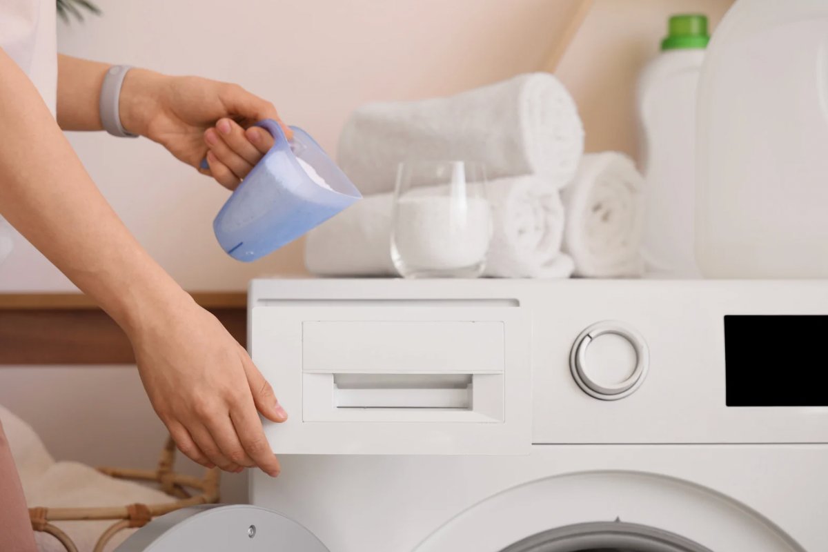 Donna con detersivo per lavatrice in polvere