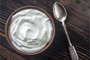 Ciotola con yogurt, cucchiaino