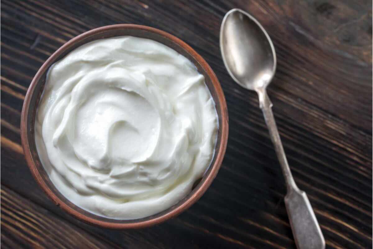Ciotola con yogurt, cucchiaino